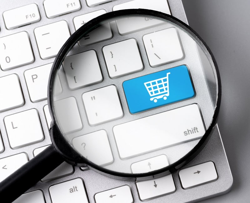 Tres Color3s lupa sobre un teclado Tres Color3s lupa sobre un teclado