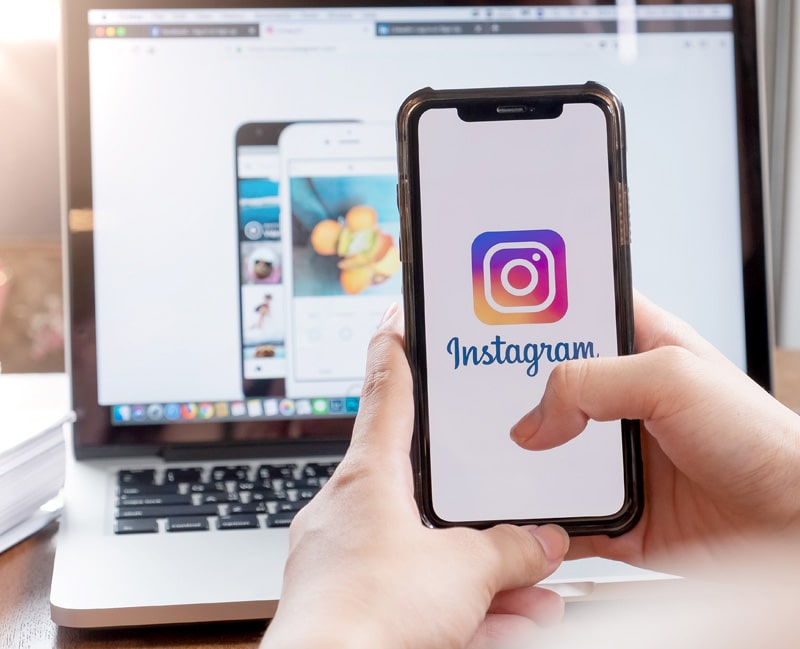 Tres Color3s persona con un teléfono en las manos Tres Color3s persona con un teléfono en las manos